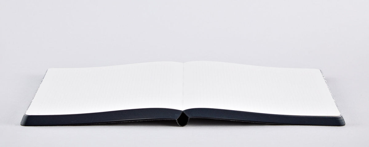 Otwarty notatnik Graphic L Paris od BV JACOB COMPANY z pustymi białymi stronami