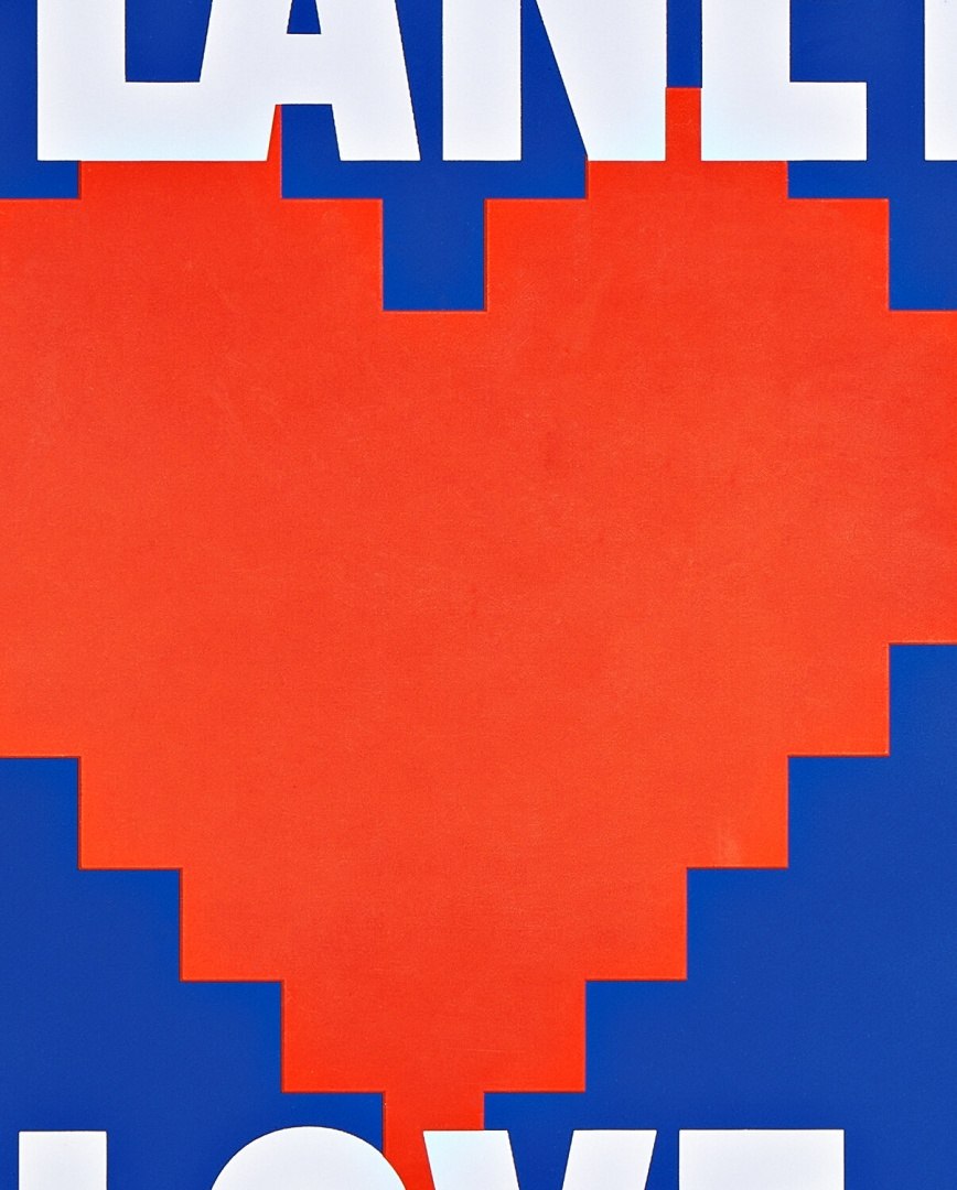 Okładka notatnika planet love z dużym czerwonym pikselowym sercem na niebieskim tle