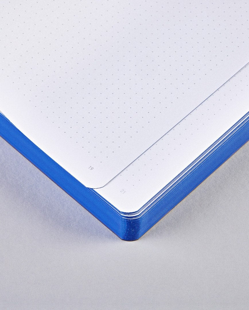 Notatnik planet love z niebieską okładką i kropkowanymi stronami do pisania