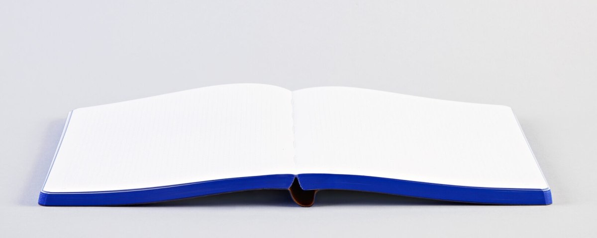 Notatnik planet love z pustymi białymi kartkami i niebieską oprawą idealny do pisania i szkicowania