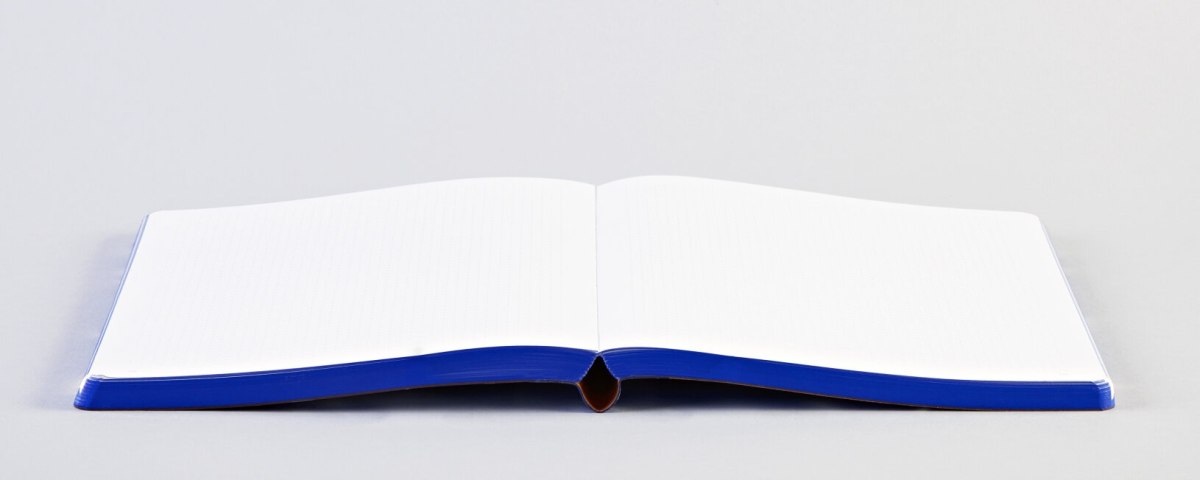 Notatnik Silver Lining BV JACOB COMPANY otwarty na płaskiej powierzchni z pustymi białymi stronami