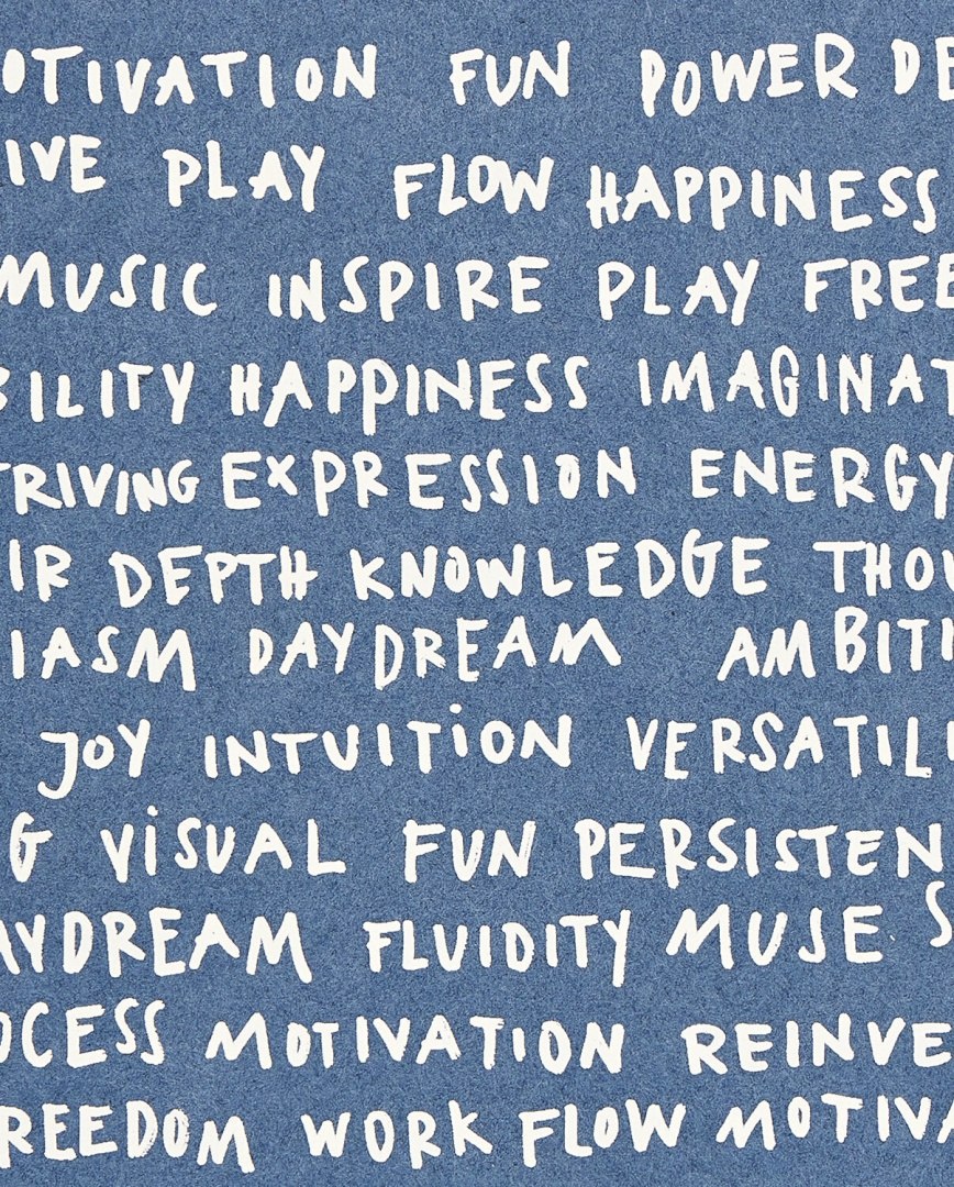 Okładka notatnika kreatywnego A5 z białymi napisami na niebieskim tle