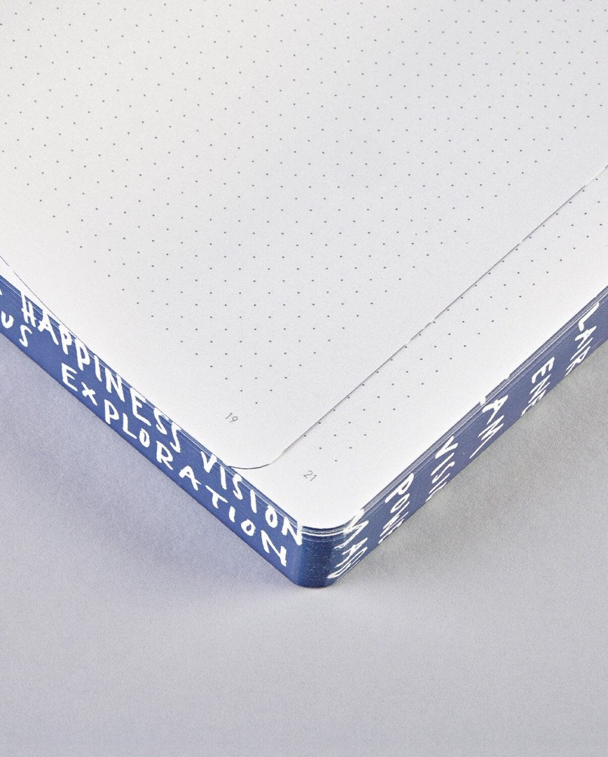 Notatnik kreatywny A5 z papierem w kropki i niebieską okładką z białymi napisami