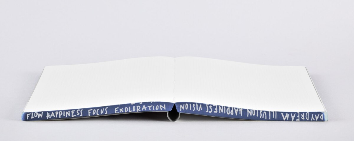 Otwartynotatnik kreatywny A5 z czarną okładką i białymi kartkami na białym tle