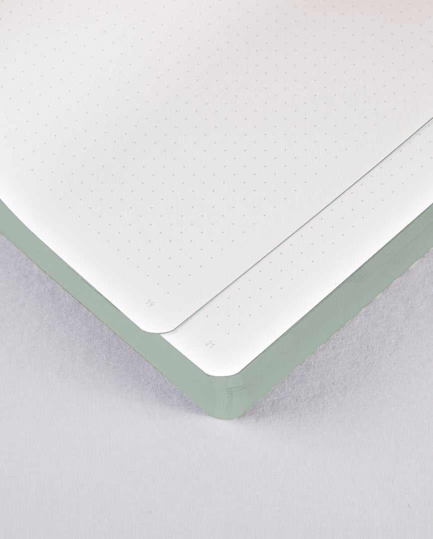 Wnętrze notatnika Graphic L Words by Heyday z kropkowanymi stronami do precyzyjnego pisania