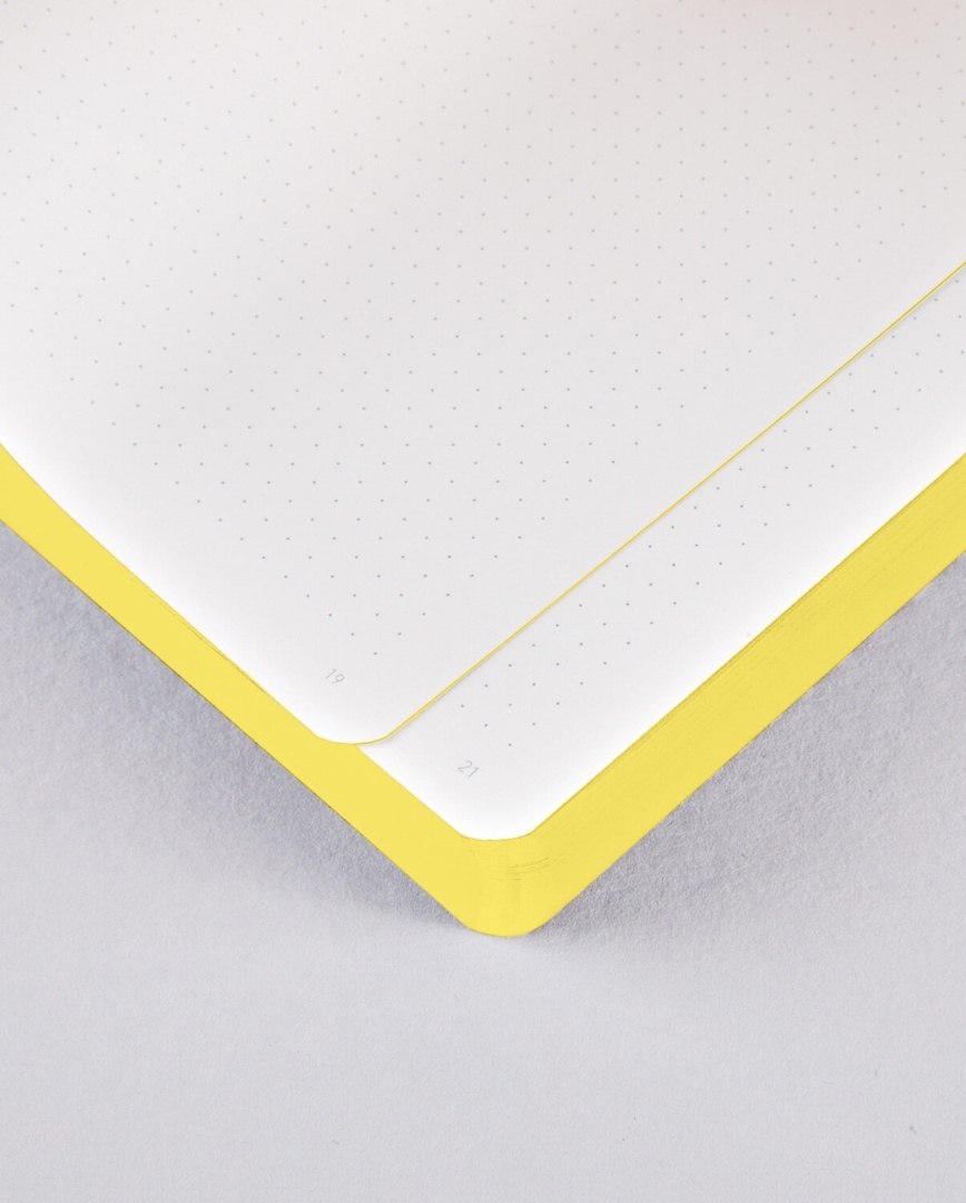 Notatnik motywacyjny z żółtymi brzegami i kropkowanymi kartkami do planowania i organizacji