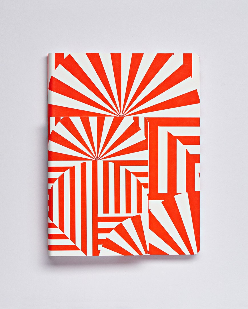 Notatnik graficzny Fancy Fans z czerwono-białym geometrycznym wzorem od BV JACOB COMPANY