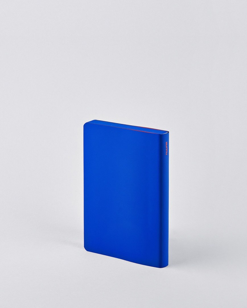 Niebieski notatnik Free Hugs o minimalistycznym designie na białym tle