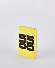 Żółty notatnik Oui Oui z dużym czarnym napisem na okładce od BV JACOB COMPANY