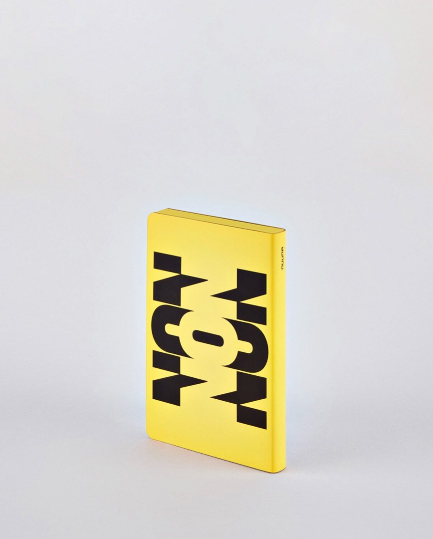 Żółty notatnik Oui Oui od BV JACOB COMPANY z czarnym nadrukiem na okładce