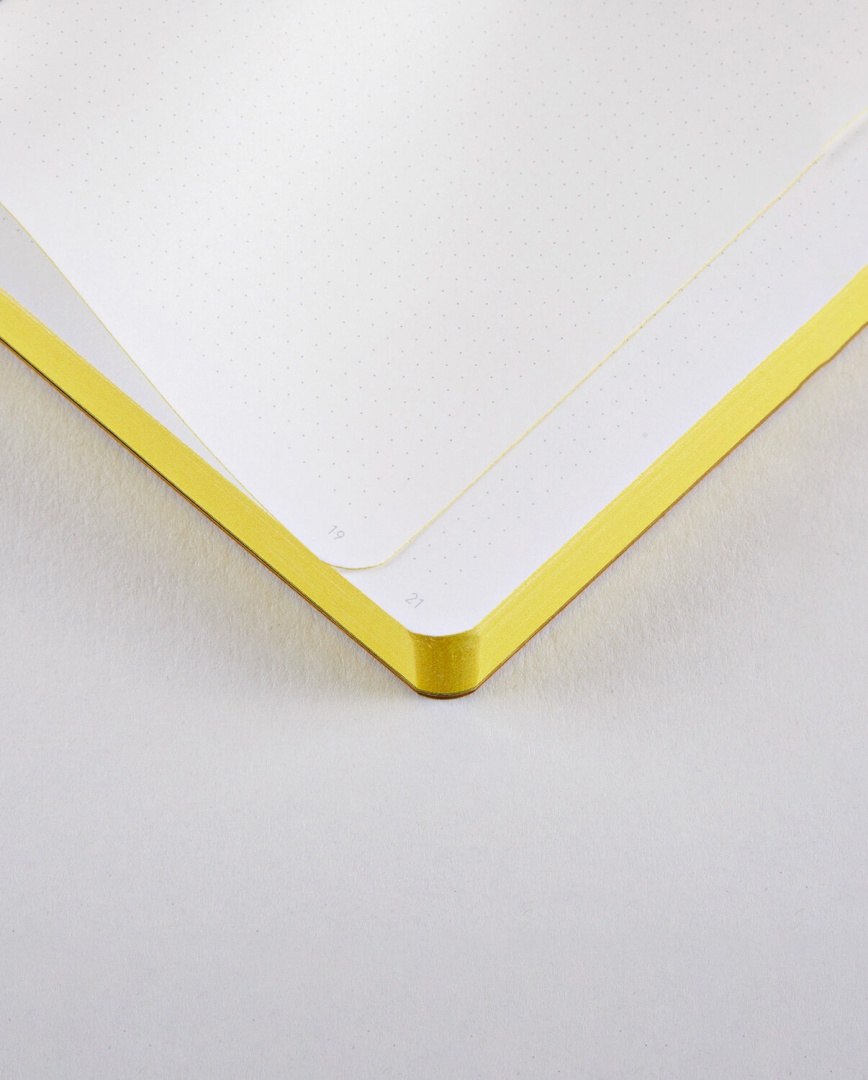 Notatnik Oui Oui z żółtym wykończeniem stron i delikatnym wzorem kropek na papierze