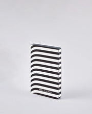 Notatnik graphic s w czarno-białe poziome paski od BV JACOB COMPANY z napisem Prêt-à-Écrire