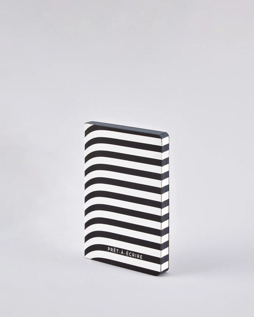 Notatnik graphic s w czarno-białe poziome paski od BV JACOB COMPANY z napisem Prêt-à-Écrire