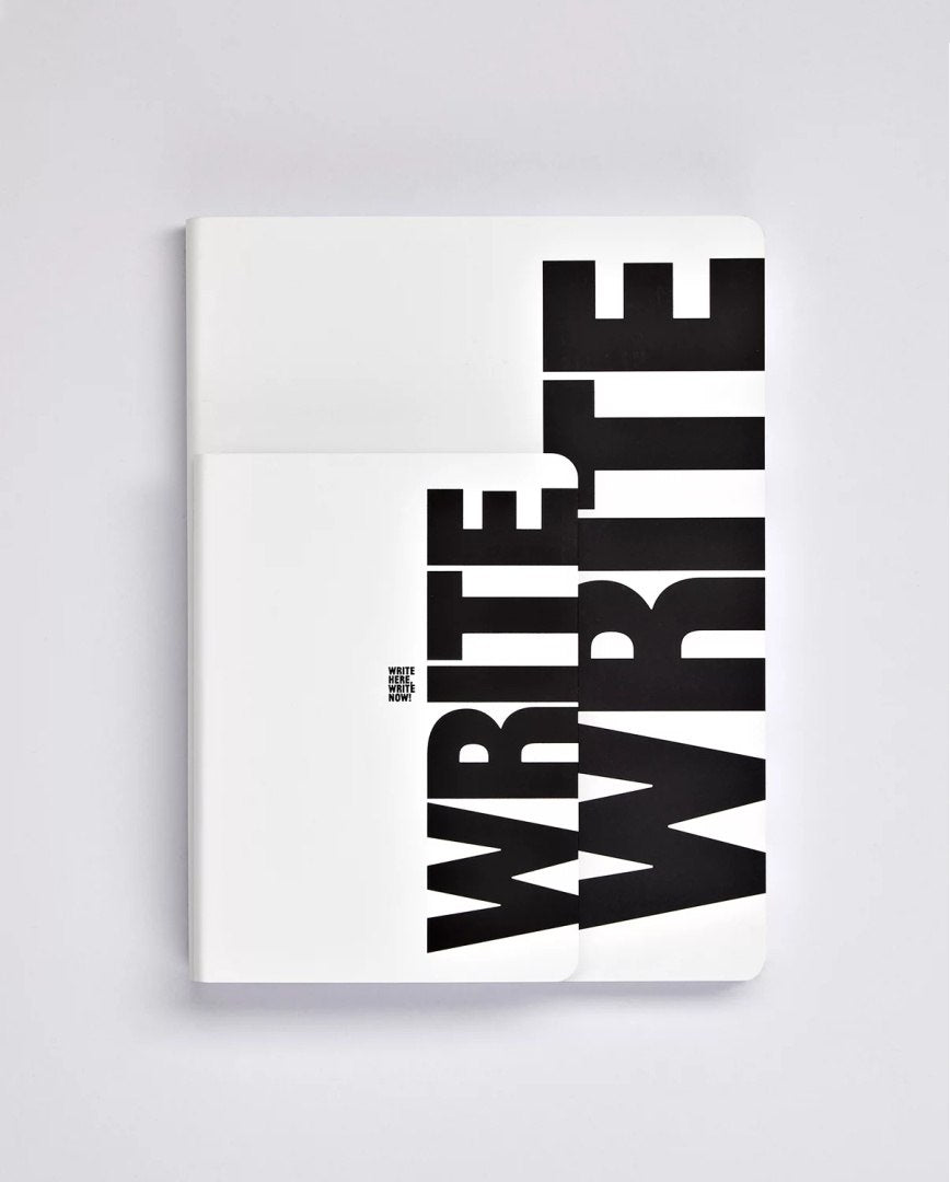 Biały notatnik Write Wrong z dużym czarnym napisem na okładce od BV JACOB COMPANY