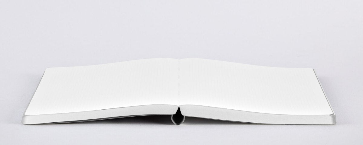 Otwarty pusty notatnik graphic thermo firmy BV JACOB COMPANY na białym tle