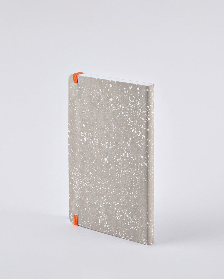 Szary notatnik w twardej oprawie z białymi plamkami i pomarańczową gumką BV JACOB COMPANY