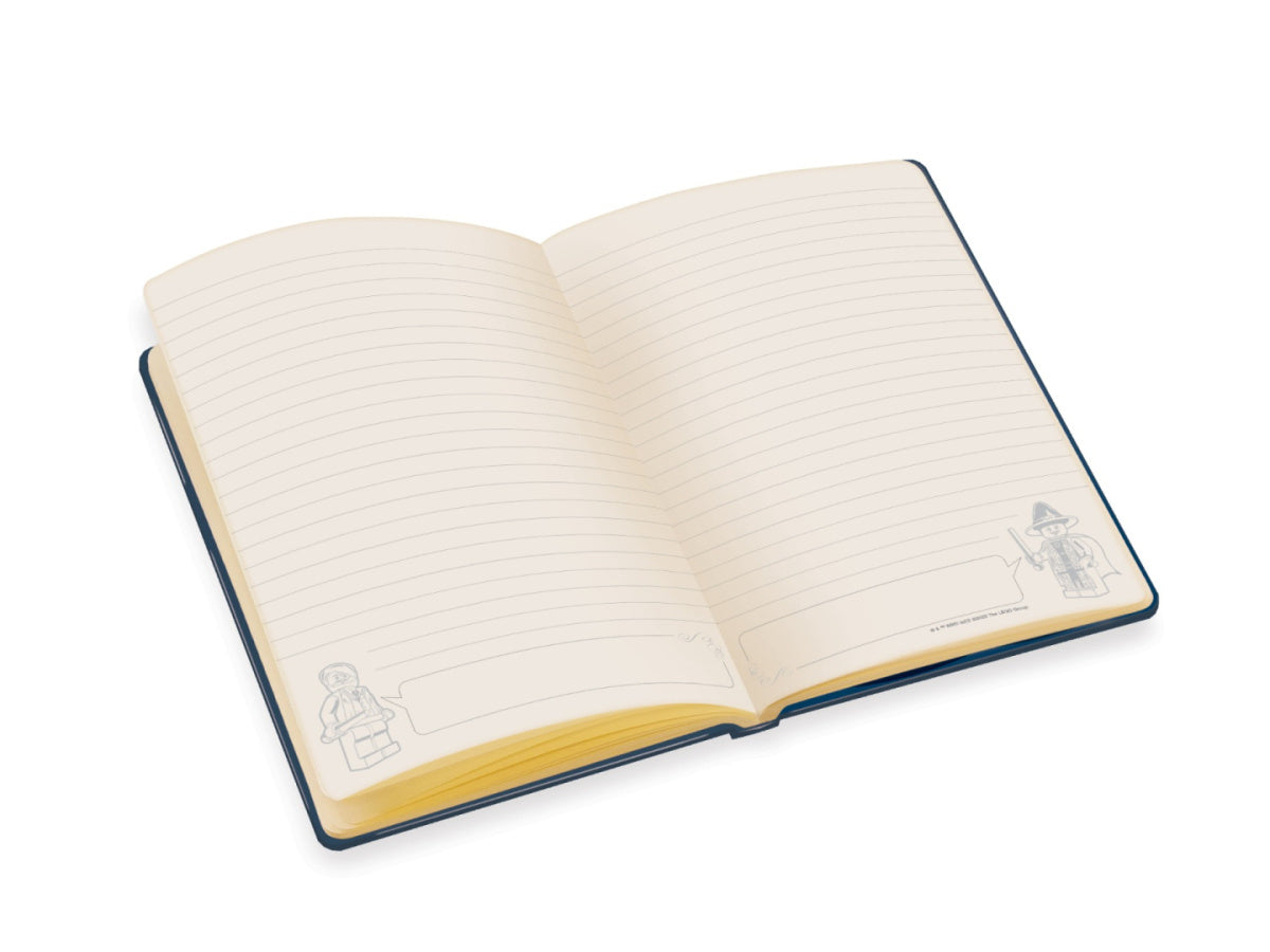 OtwartY notatnik LEGO Harry Potter z liniowanymi stronami i ilustracjami postaci LEGO