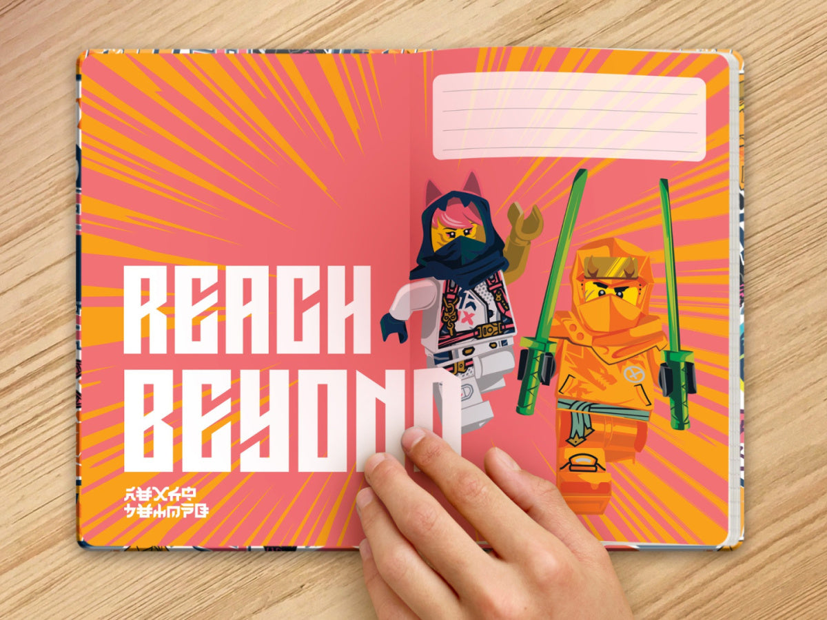 Otwarty notatnik LEGO Ninjago z kolorowymi ilustracjami postaci ninja i miejscem na notatki