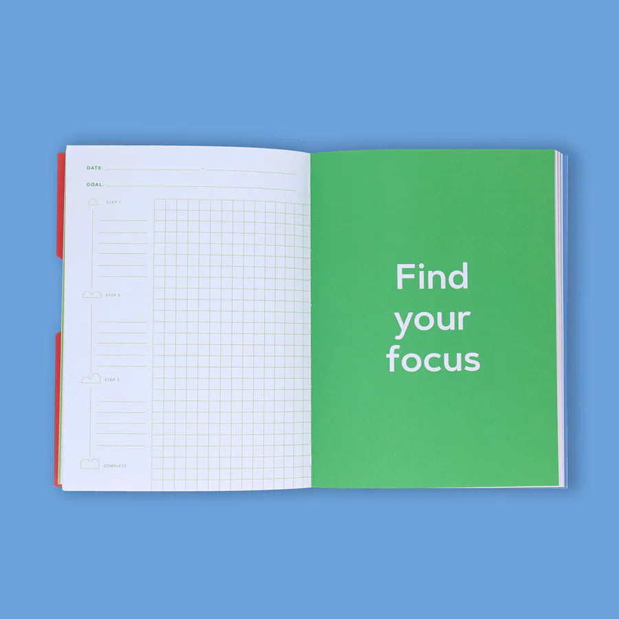 Otwarty notatnik LEGO dla dorosłych z siatką i cytatem Find your focus na zielonej stronie