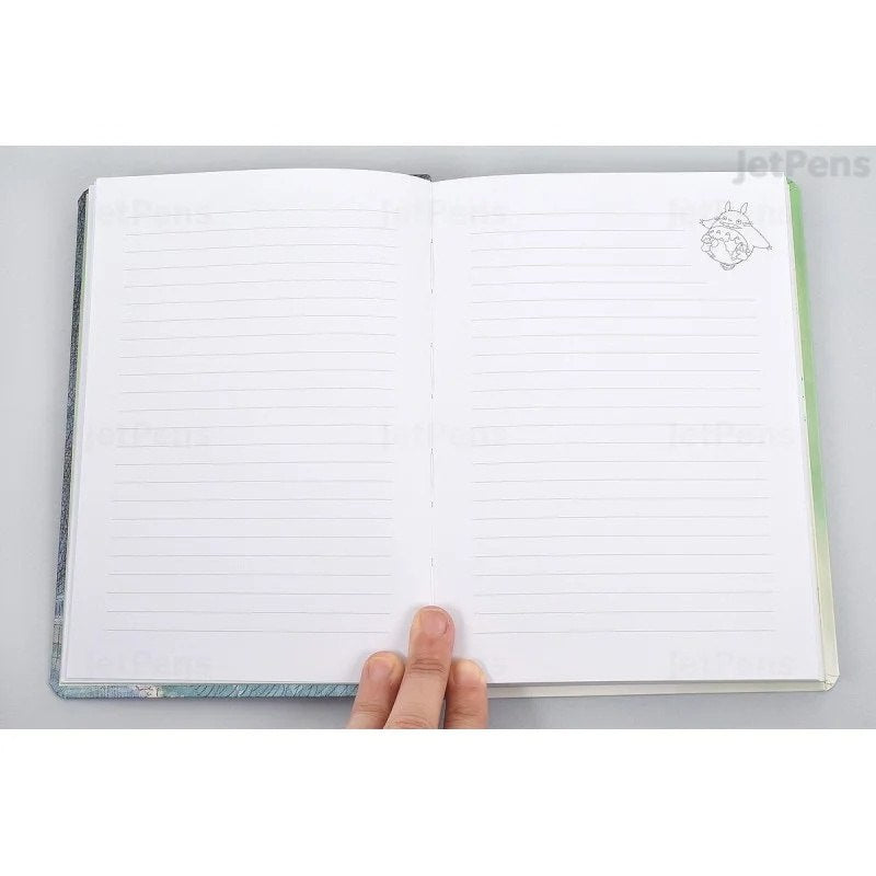 notatnik Mój sąsiad Totoro otwarty na linijkowanych stronach z motywem Totoro w rogu