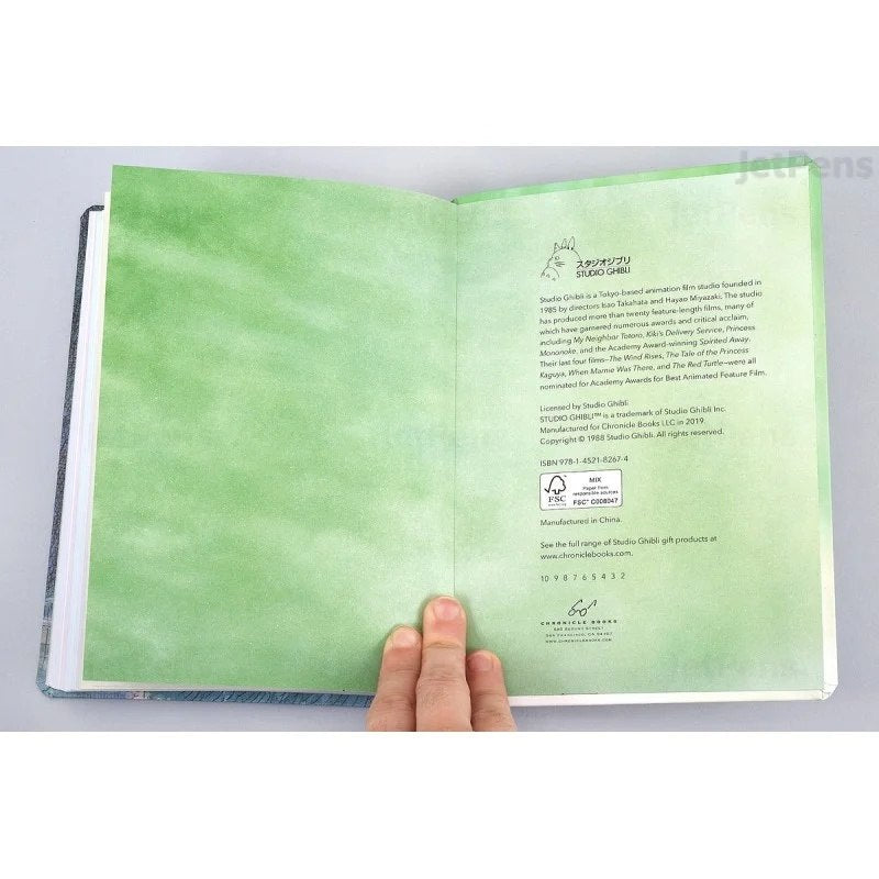 Otwarty notatnik Mój sąsiad Totoro z zielonymi stronami i tekstem po angielsku