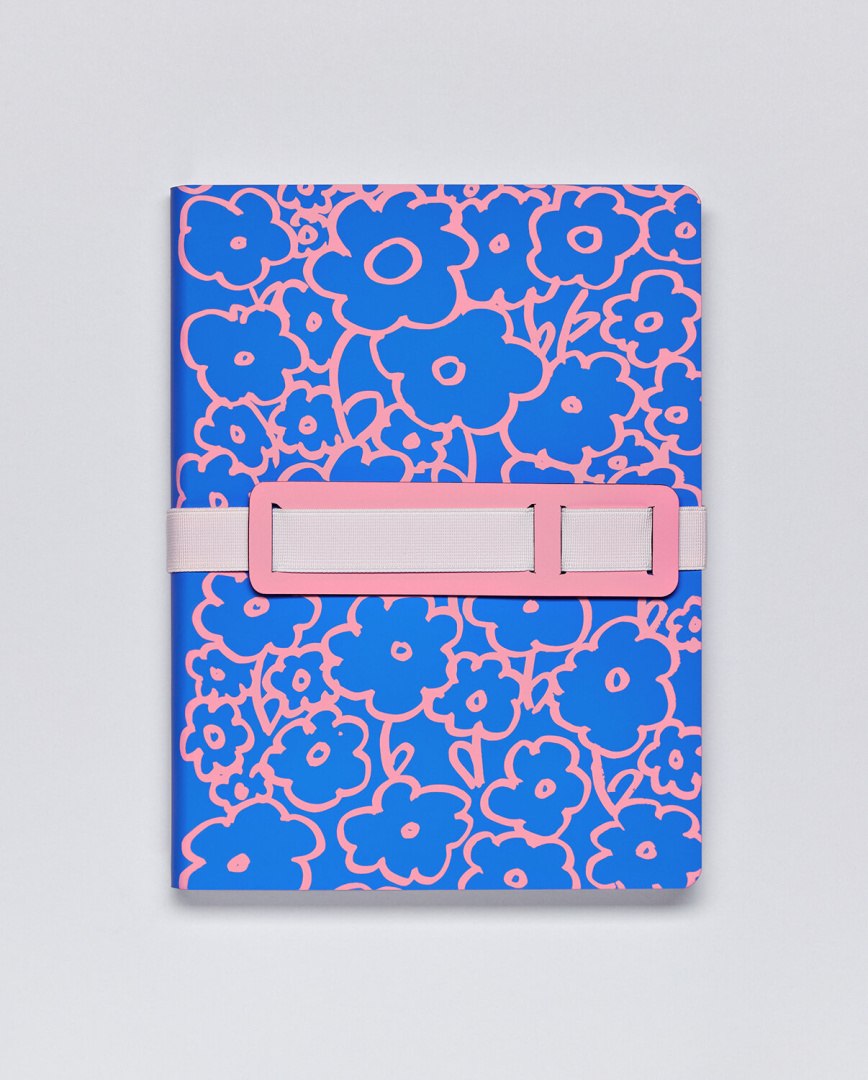 Opaska antypoślizgowa do torebki BV JACOB COMPANY w kolorze różowym na niebieskiej torebce z kwiatowym wzorem