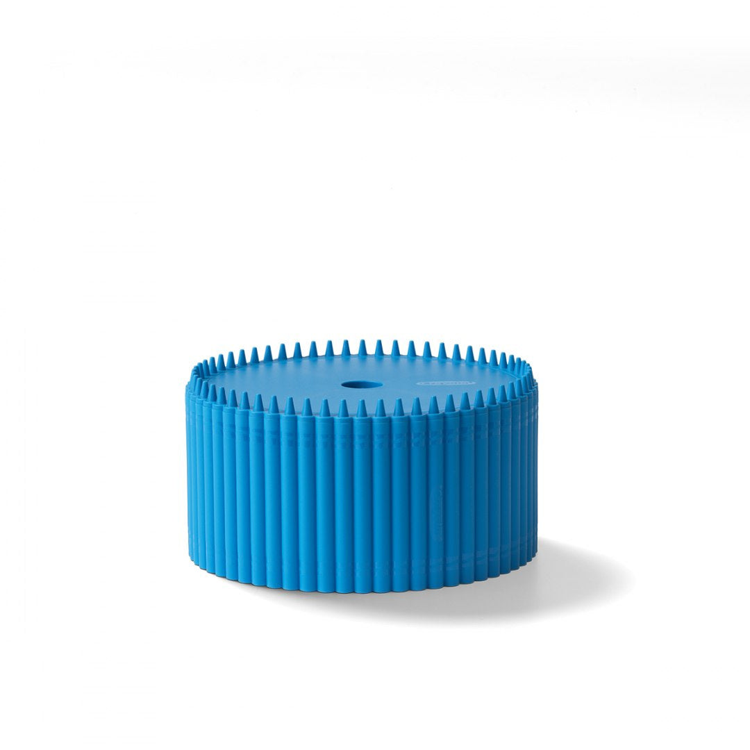 Niebieski organizer na biurko Crayola w kształcie walca z rowkami na przybory biurowe