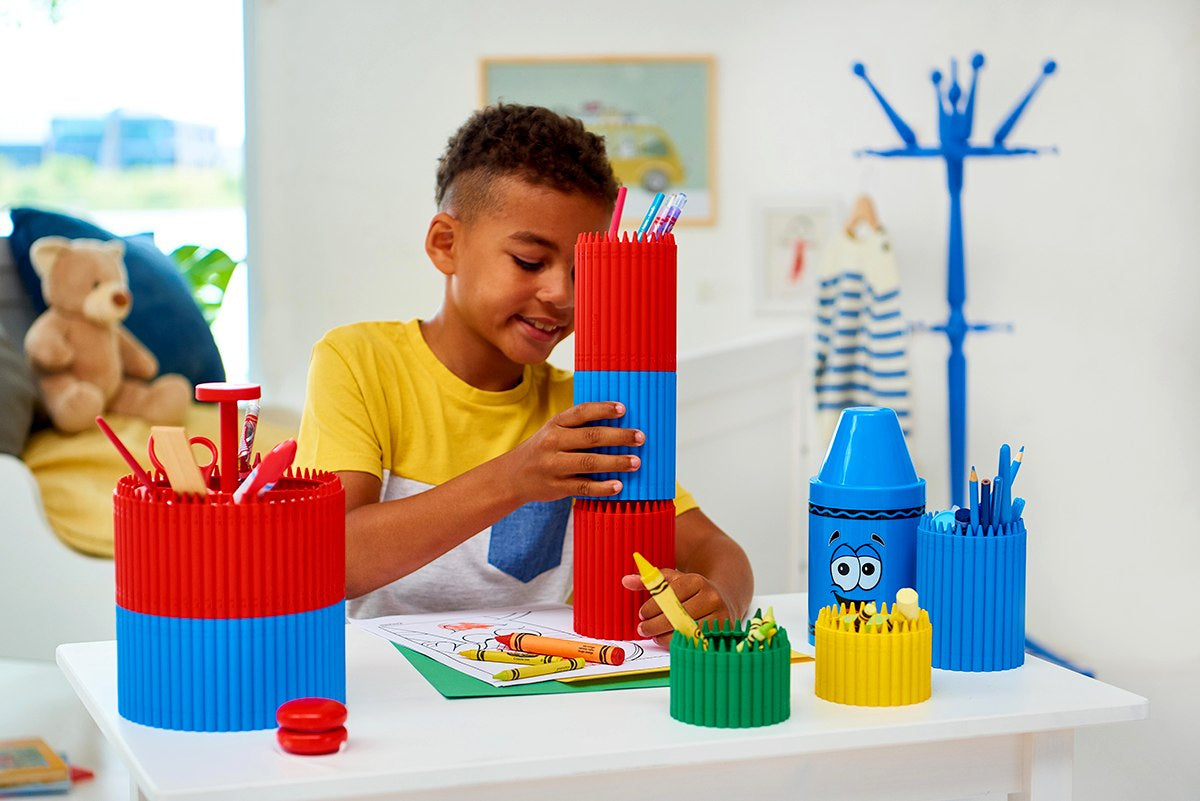 Colorowy organizer na biurko Crayola od Yamann z miejscem na przybory szkolne i biurowe