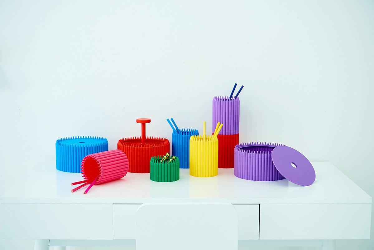 Colorful organizer na biurko Crayola różowy i inne kolory na białym biurku do przechowywania przyborów