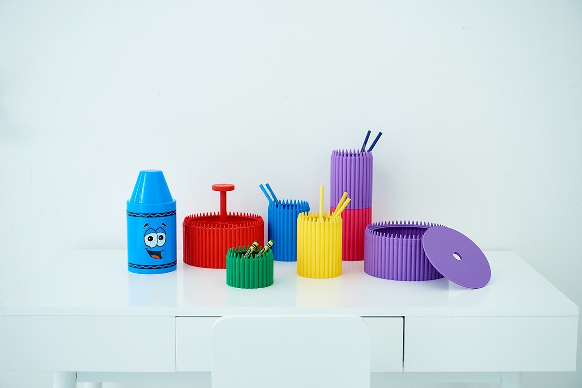 Kolorowy organizer na biurko Crayola na białym biurku z wieloma przegródkami na przybory szkolne