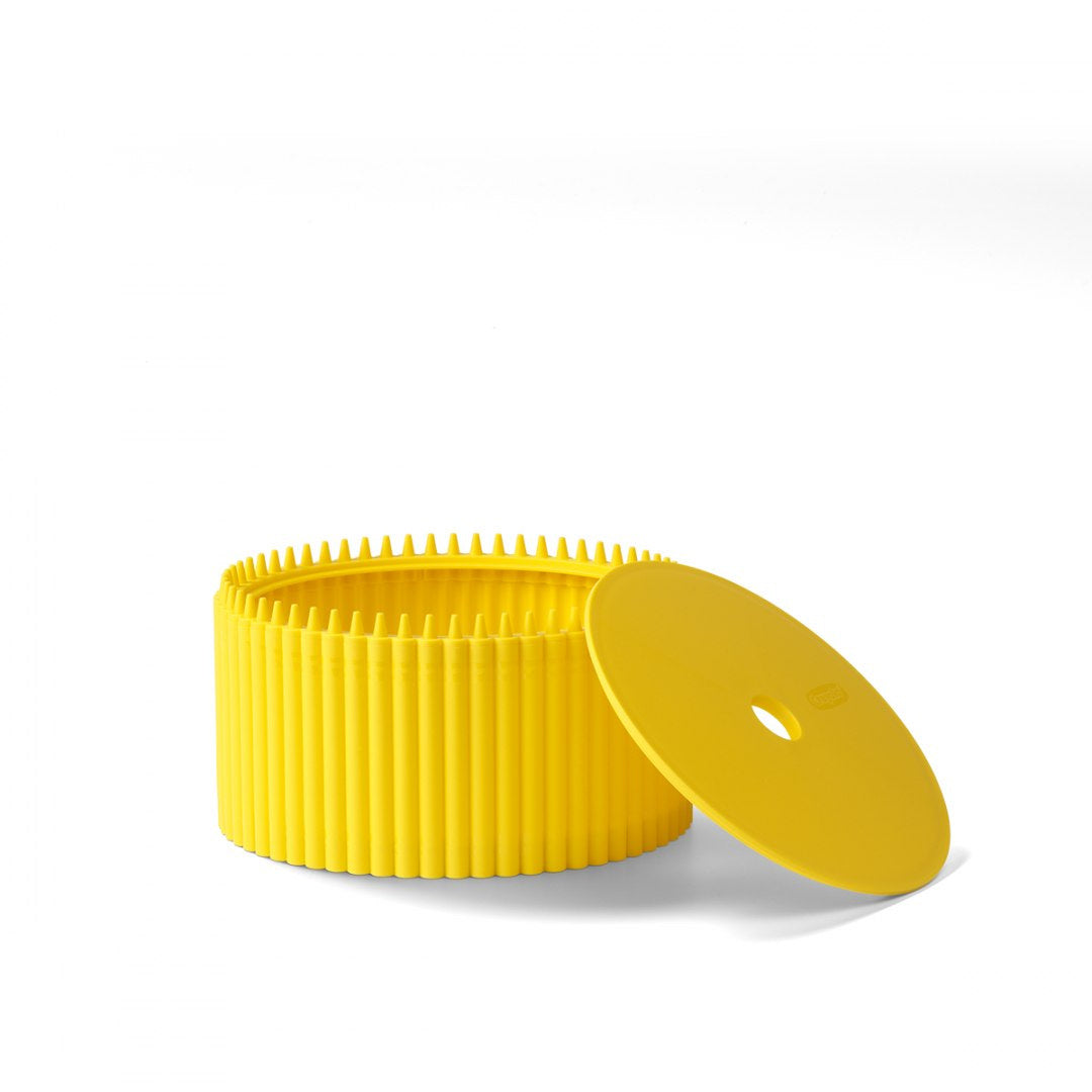 Żółty organizer na biurko Crayola żółty marki Yamann z pokrywką na przybory biurowe