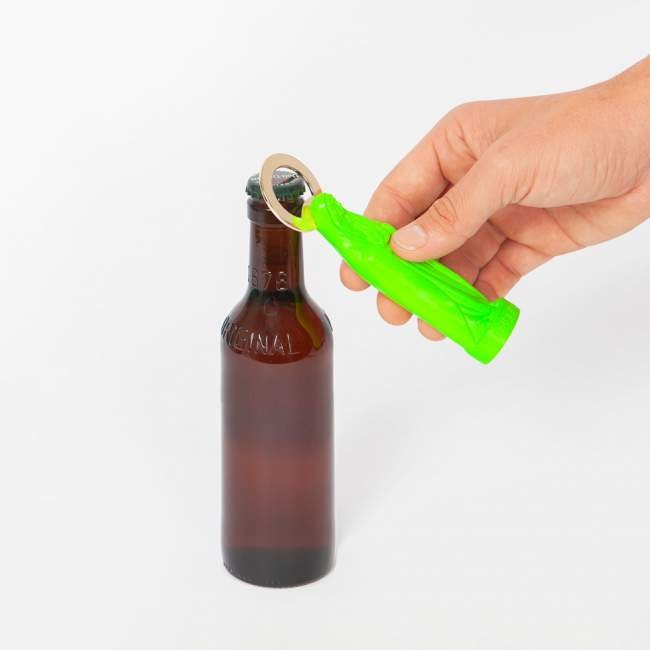 Otwieracz do butelek zielony firmy WABOBA AB używany do otwierania butelki piwa