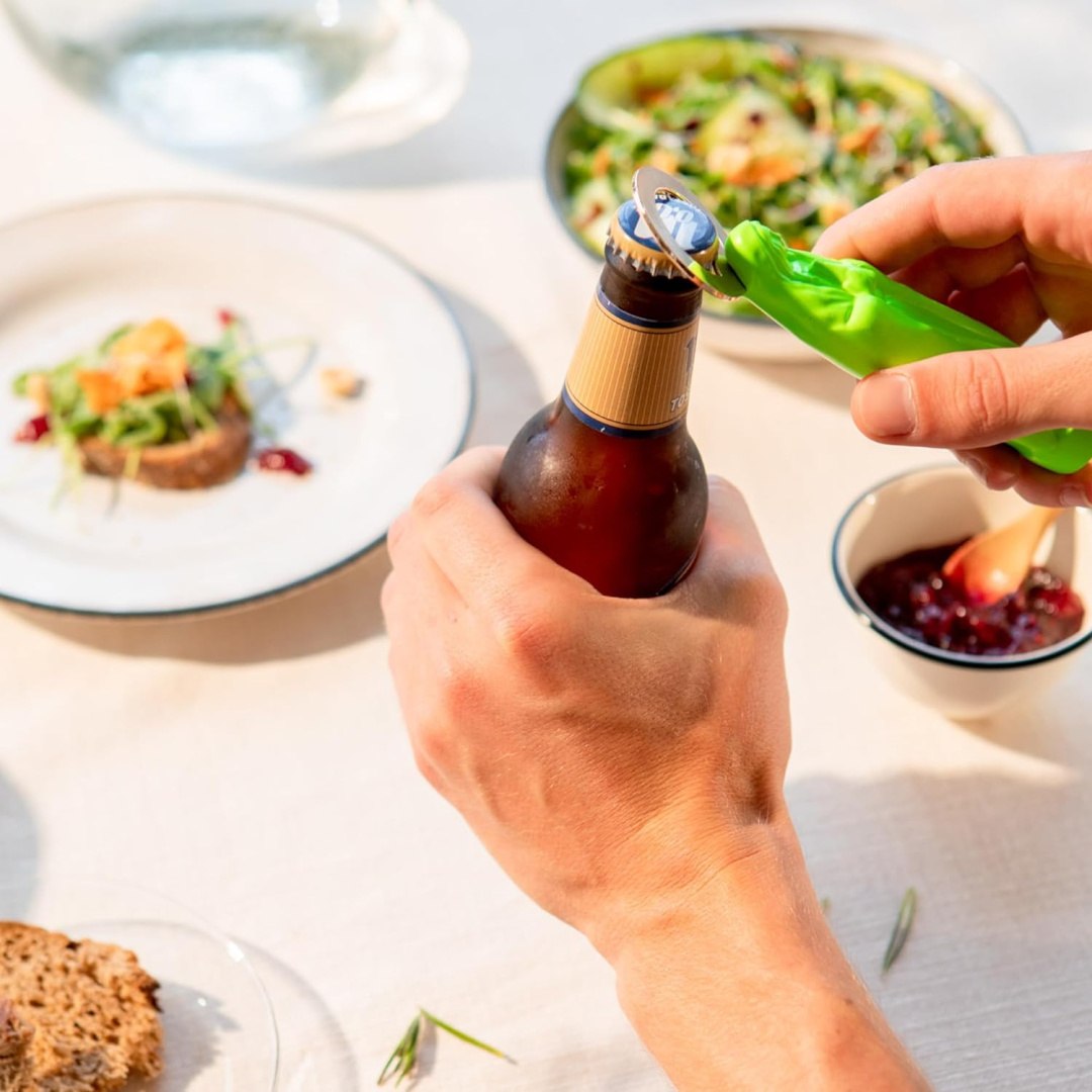 Otwieracz do butelek zielony WABOBA AB używany do otwierania butelki piwa podczas posiłku