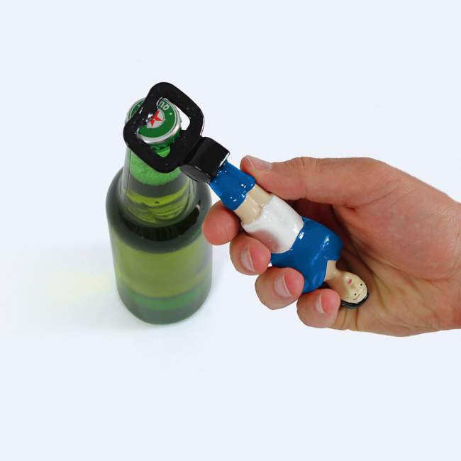 Otwieracz do butelek piłkarz w dłoni otwierający butelkę piwa z zieloną etykietą