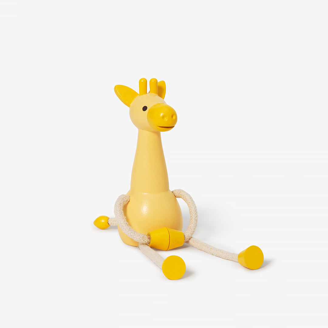 Żółta drewniana figurka żyrafa z elastycznymi sznurkowymi nogami od Areaware
