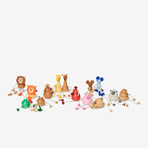 Zestaw kolorowych zabawek drewnianych z postaciami zwierząt i drewniana figurka żyrafa od Areaware