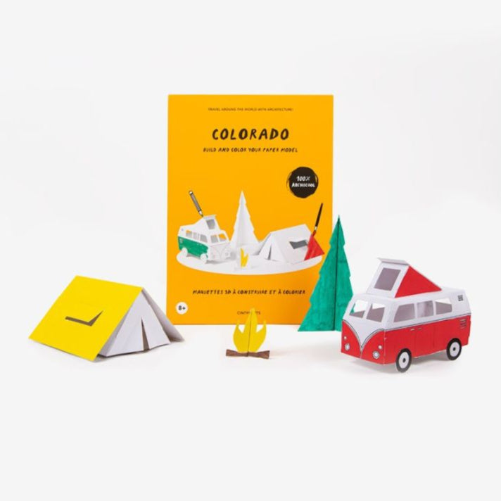 Papierowy model do składania przedstawiający namiot, samochód, drzewo i ognisko z zestawu Colorado od Yamann