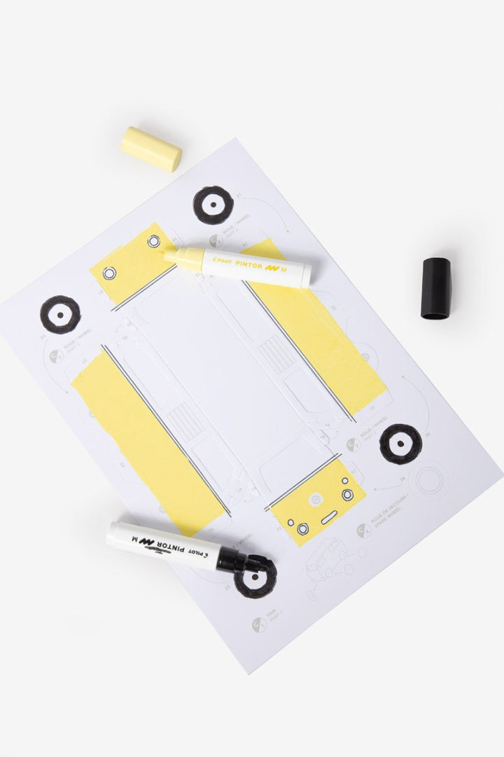 Papierowy model do składania Malibu z kolorowymi elementami i markerami do malowania