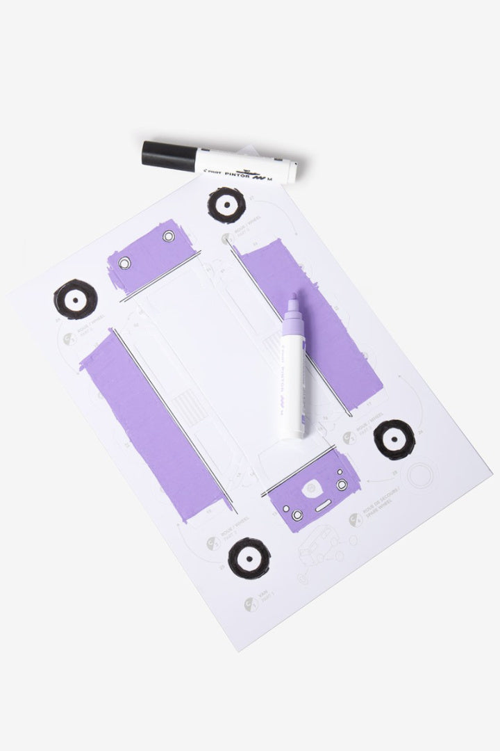 Papierowy model do składania Malibu od Yamann z fioletowymi elementami i markerami do kolorowania