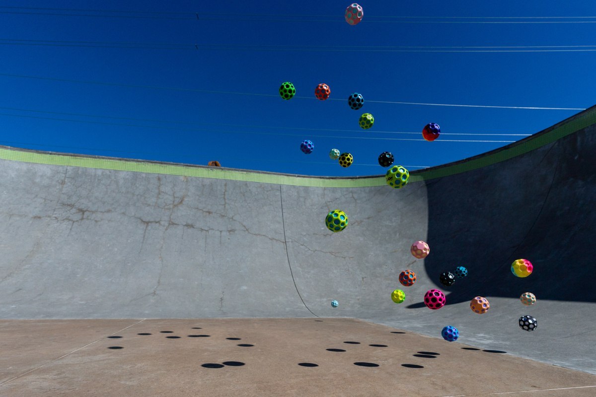 Kolorowe piłeczki Waboba Gradient Moon Ball odbijające się na betonowym skateparku pod niebieskim niebem