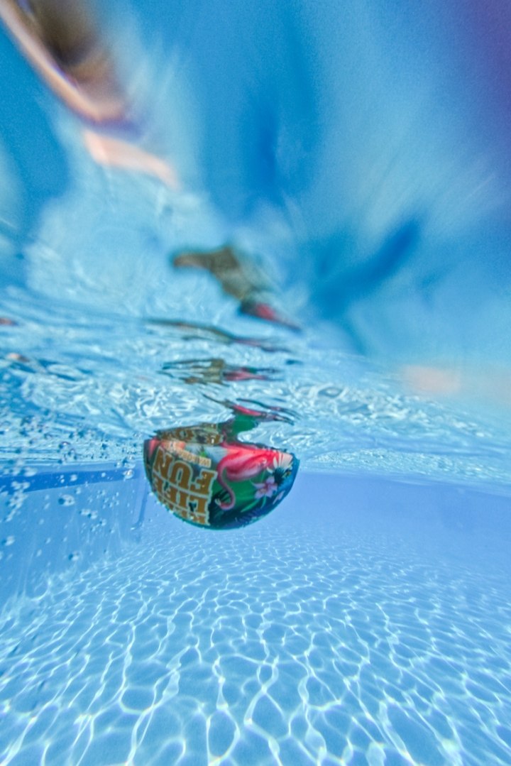 Kolorowa piłka na wodę Waboba Tropical Kahuna odbijająca się na powierzchni basenu