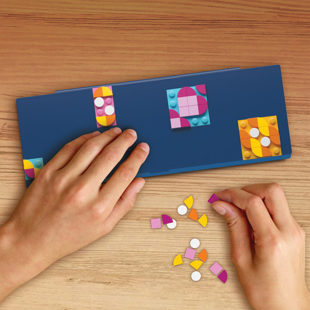 Dzieci układające kolorowe elementy piórnika LEGO DOTS dla dzieci na drewnianym stole