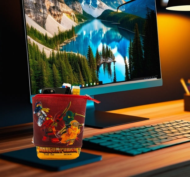 Piórnik LEGO Ninjago Dragon Power na biurku obok klawiatury i monitora komputerowego
