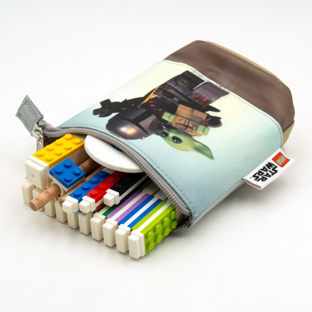 Piórnik LEGO Star Wars Mandalorian zmotywem postaci i kolorowymi klockami LEGO w środku