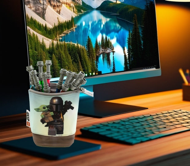 Piórnik LEGO Star Wars Mandalorian z postaciami Mandalorianina i Grogu na biurku z piórami