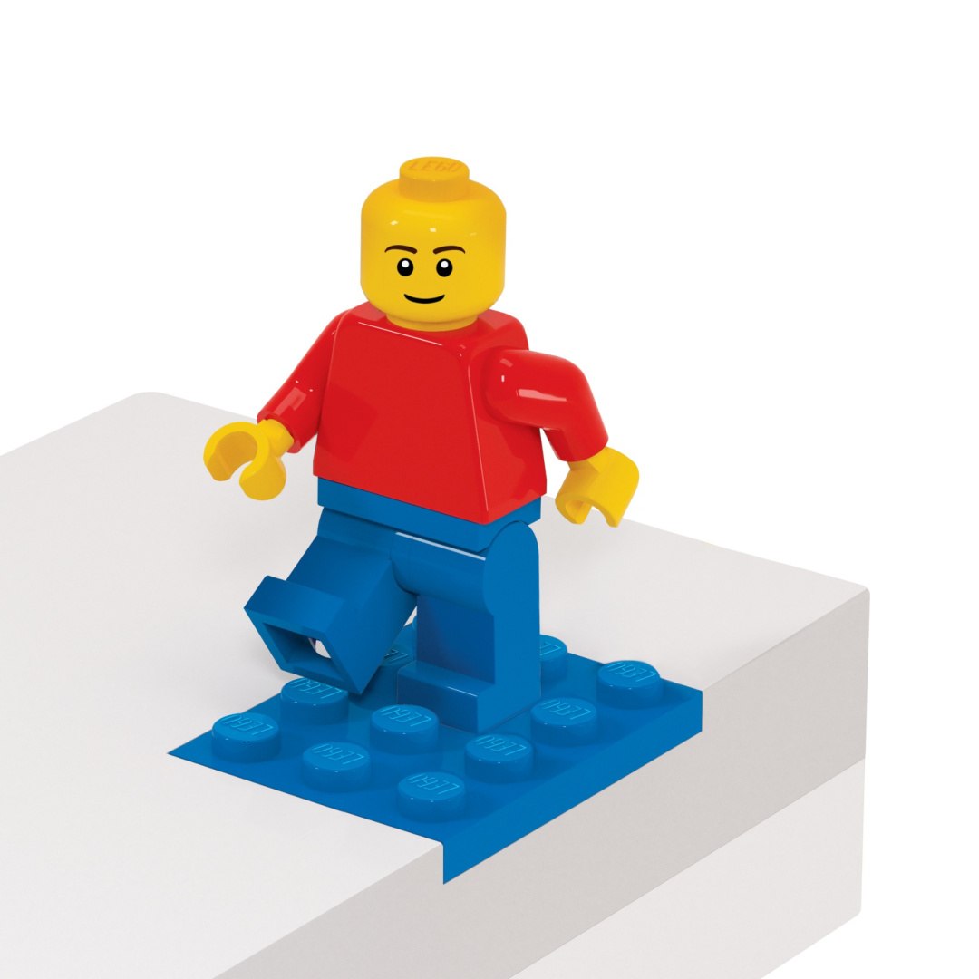 Piórnik LEGO z minifigurką w czerwonej koszulce i niebieskich spodniach na niebieskiej podstawce