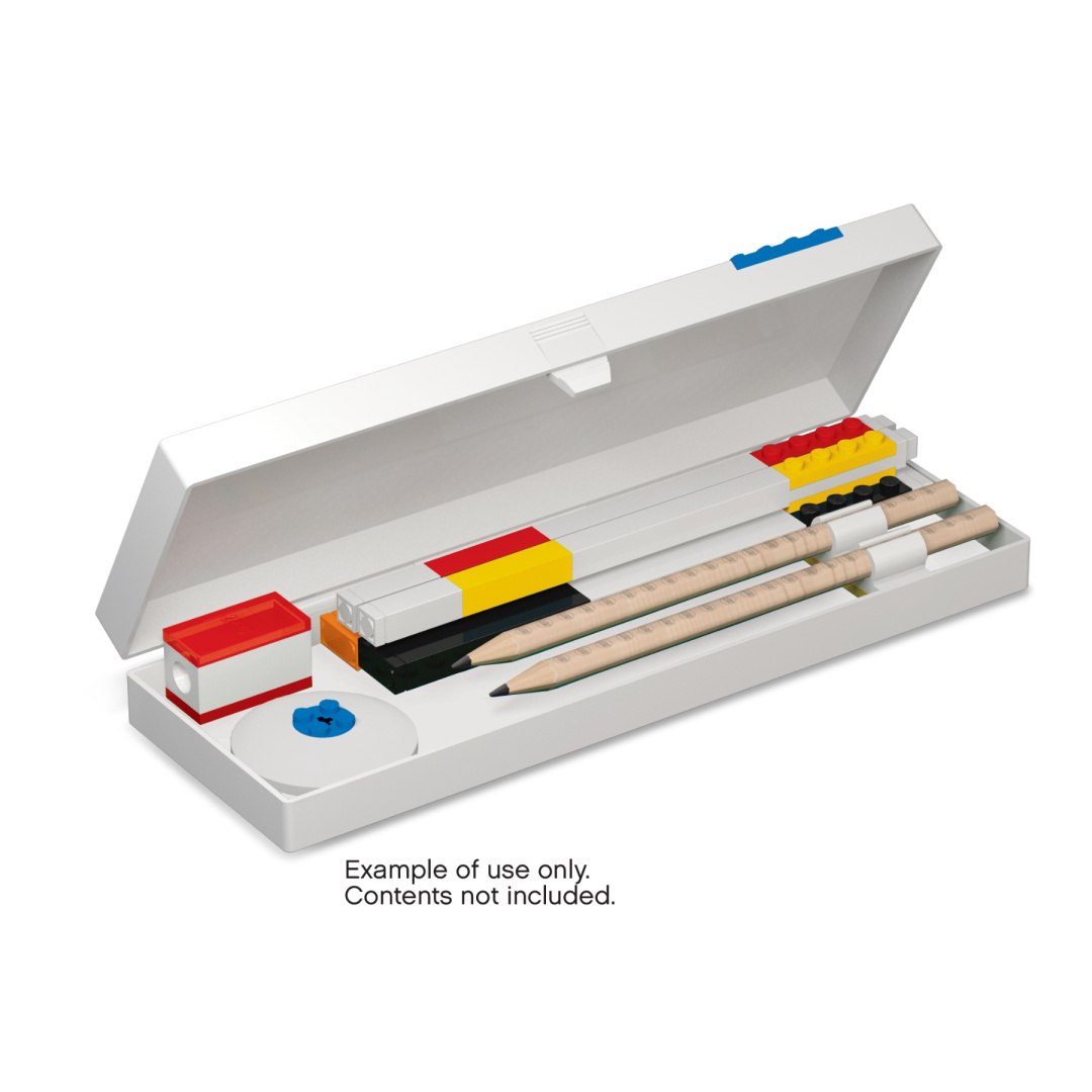 Otwarty biały piórnik LEGO z minifigurką i przyborami szkolnymi na białym tle