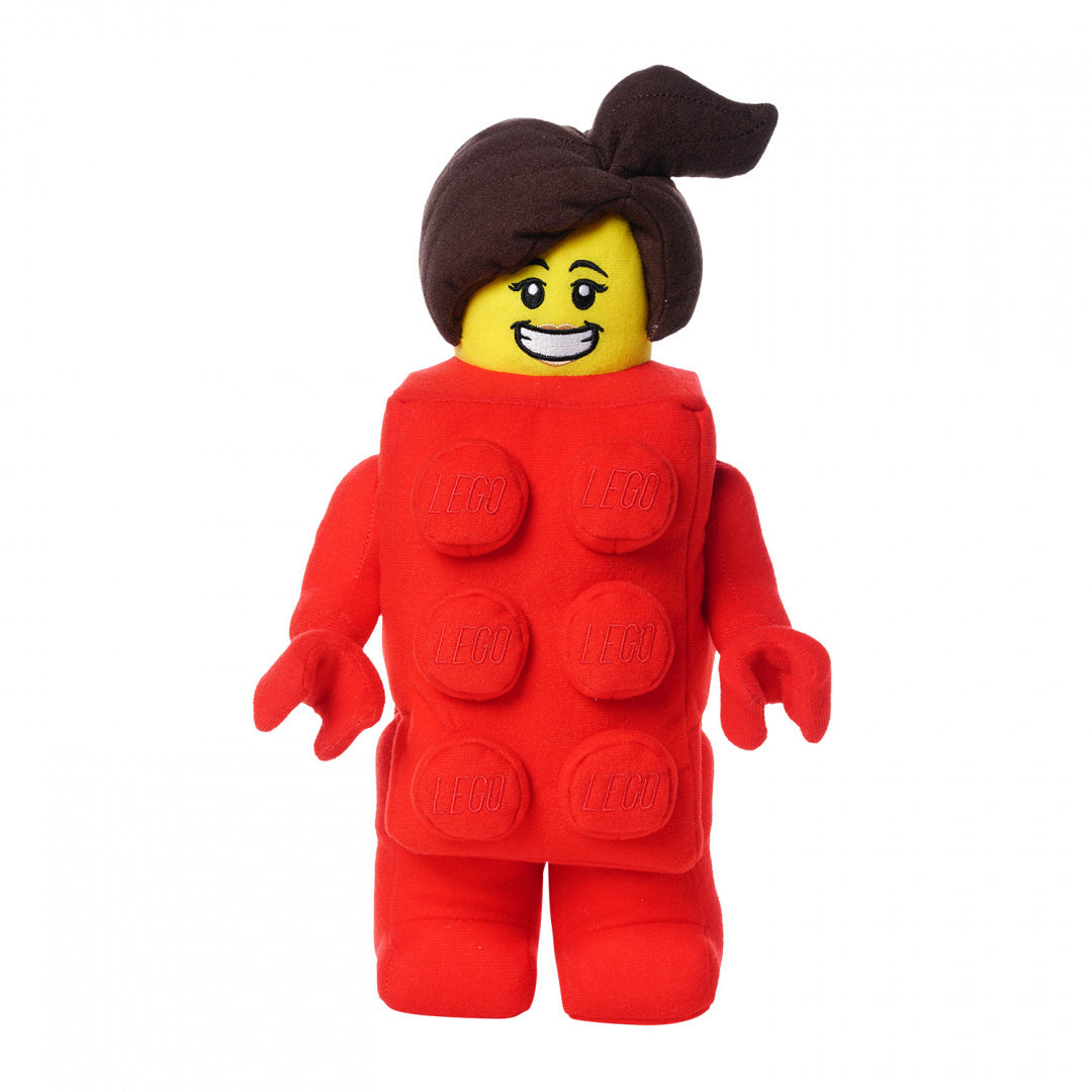 Pluszak LEGO Brick Suit Girl w czerwonym kostiumie klocka LEGO z uśmiechniętą twarzą i brązowymi włosami