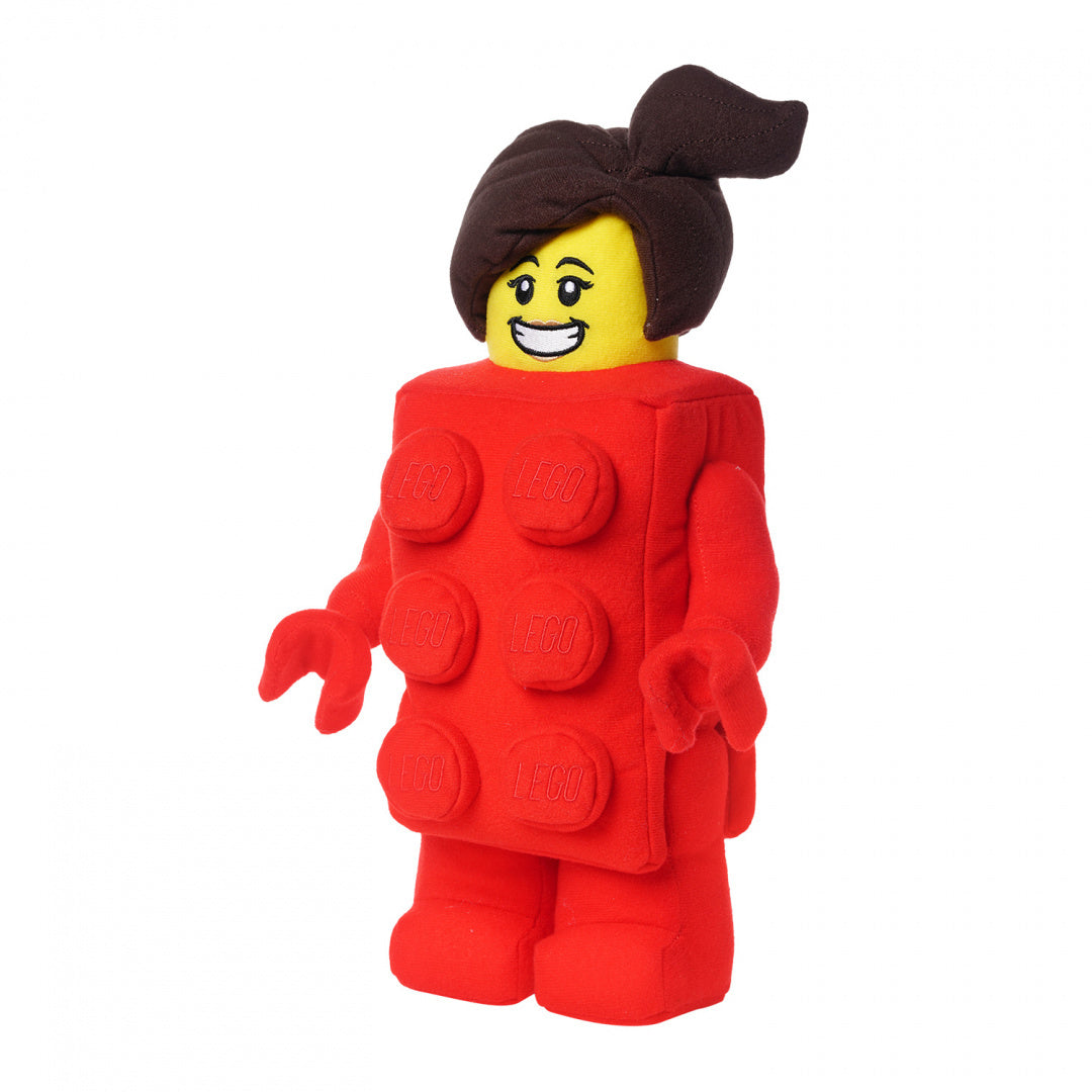 pluszak LEGO Brick Suit Girl w czerwonym kostiumie przypominającym klocek LEGO z uśmiechniętą twarzą i brązowymi włosami