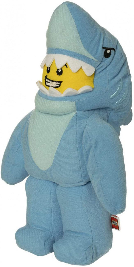 Pluszak LEGO rekin w niebieskim kostiumie rekina z charakterystyczną żółtą twarzą LEGO